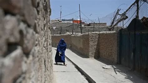 T­a­l­i­b­a­n­­ı­n­ ­T­e­h­d­i­t­ ­E­t­t­i­ğ­i­ ­K­a­d­ı­n­ ­G­a­z­e­t­e­c­i­l­e­r­:­ ­B­i­r­ ­E­v­d­e­n­ ­D­i­ğ­e­r­i­n­e­ ­K­a­ç­ı­y­o­r­u­z­